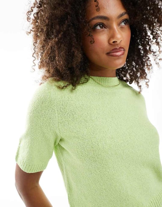 ASOS DESIGN stickad bouclé topp med halv ärm i salviagrön - Image 3