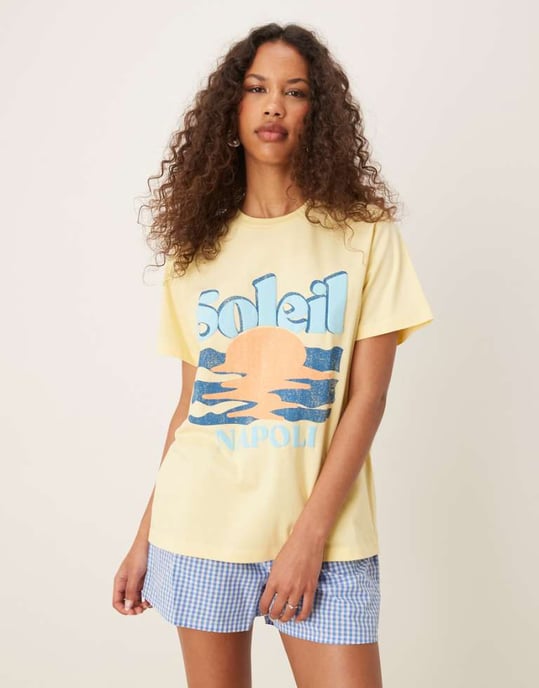 ASOS DESIGN regular fit t-shirt med soleil solgrafik i gult - Image 1