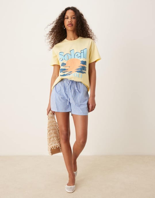 ASOS DESIGN regular fit t-shirt med soleil solgrafik i gult - Image 2