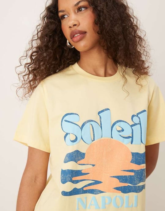 ASOS DESIGN regular fit t-shirt med soleil solgrafik i gult - Image 4