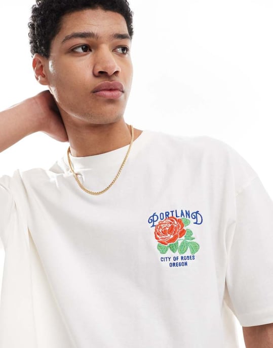 ASOS DESIGN oversized t-shirt med varsity-grafik i off-white - Image 2