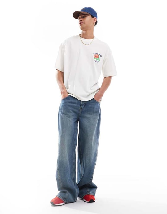 ASOS DESIGN oversized t-shirt med varsity-grafik i off-white - Image 3