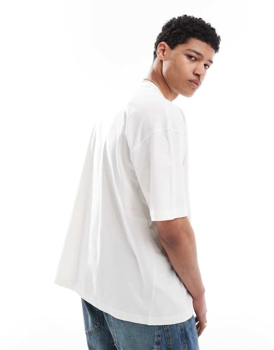 ASOS DESIGN oversized t-shirt med varsity-grafik i off-white - Image 4