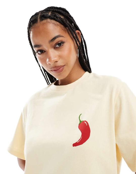 ASOS DESIGN oversized t-shirt med chili-print i buttermjölk - Image 3