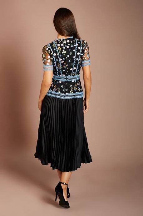 Short Sleeve Embroidered Pleated Skirt Midi Dress - Image 3