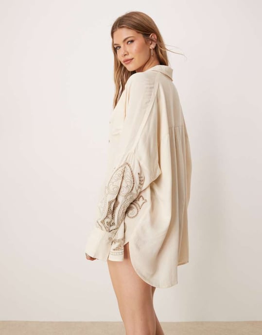 ASOS DESIGN Blake broderad linneblandning oversized strandöverdragsskjorta i sten - Image 3