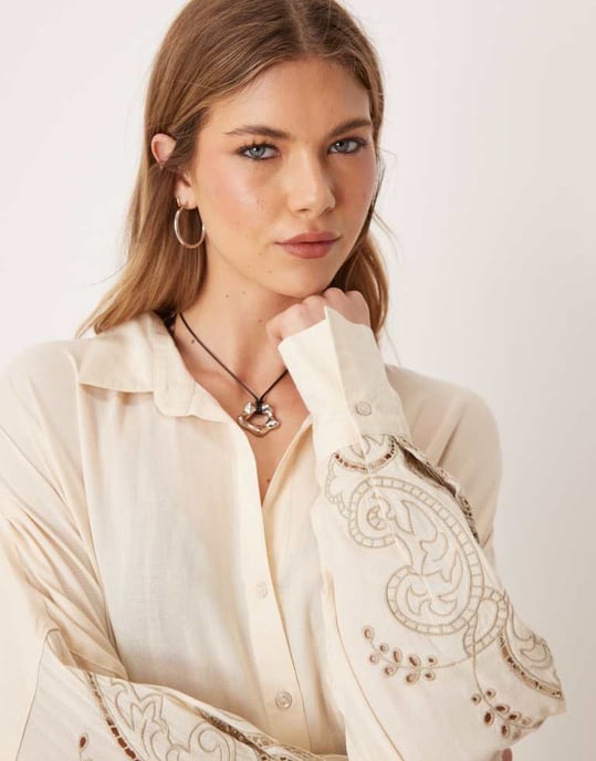 ASOS DESIGN Blake broderad linneblandning oversized strandöverdragsskjorta i sten - Image 4