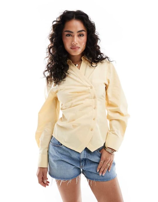 ASOS DESIGN plisserad omslagsskjorta med kokongsärm i smörfärg - Image 1