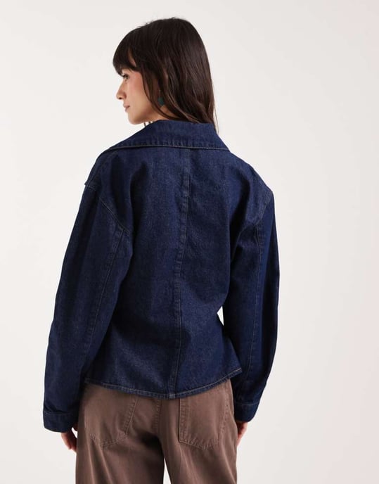 ASOS DESIGN denimwrapad skjorta med krage i indigoblått - Image 4