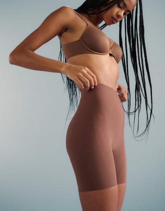 Calvin Klein Shapewear skulpterade stay put mesh shorts i brun - Image 1
