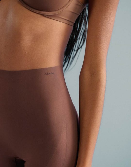 Calvin Klein Shapewear skulpterade stay put mesh shorts i brun - Image 3