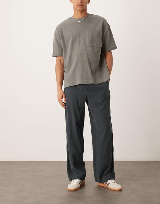 ASOS DESIGN eleganta vida byxor i mörkblått med elastisk midja och sidostrecker - Image 1
