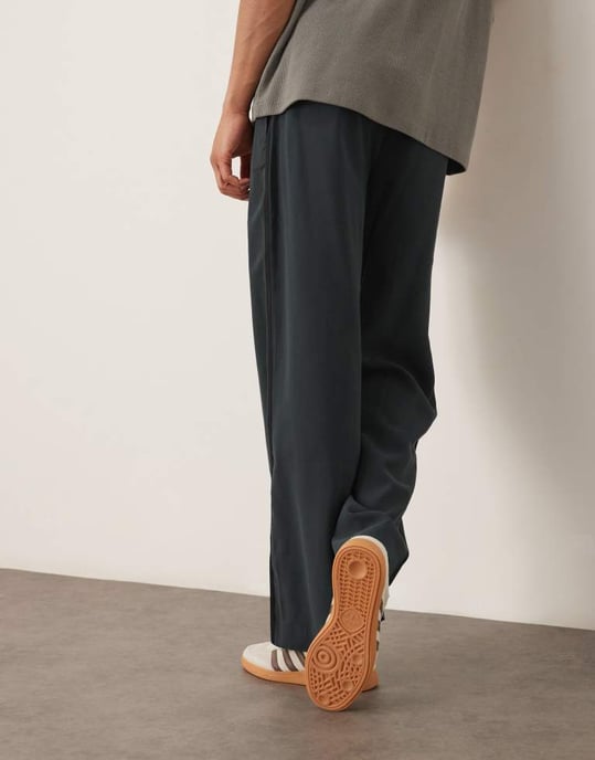 ASOS DESIGN eleganta vida byxor i mörkblått med elastisk midja och sidostrecker - Image 2