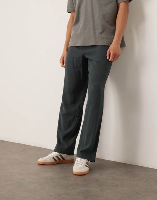 ASOS DESIGN eleganta vida byxor i mörkblått med elastisk midja och sidostrecker - Image 4