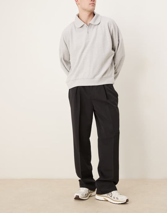 ASOS DESIGN smart vida byxor med framåtvända veck i svart med elastisk midja - Image 1