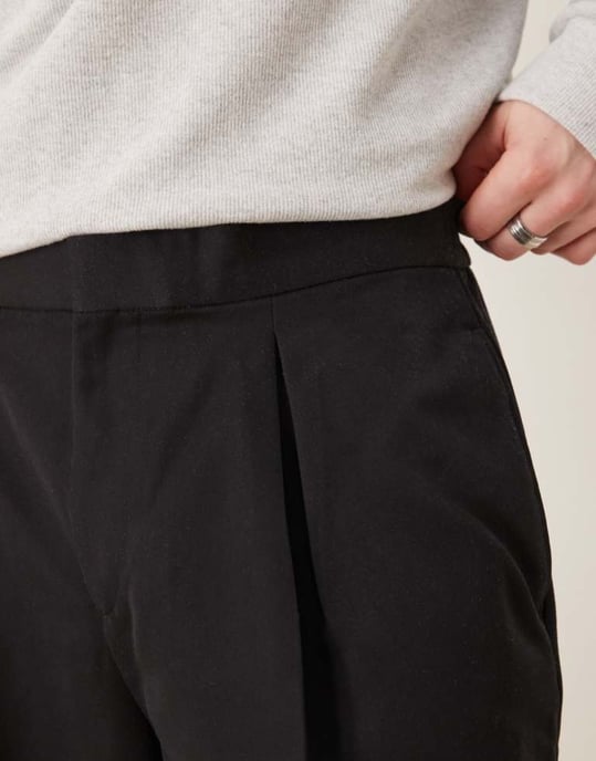 ASOS DESIGN smart vida byxor med framåtvända veck i svart med elastisk midja - Image 2