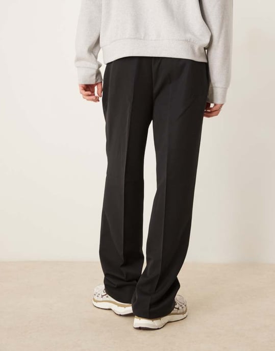 ASOS DESIGN smart vida byxor med framåtvända veck i svart med elastisk midja - Image 3