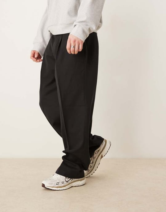ASOS DESIGN smart vida byxor med framåtvända veck i svart med elastisk midja - Image 4