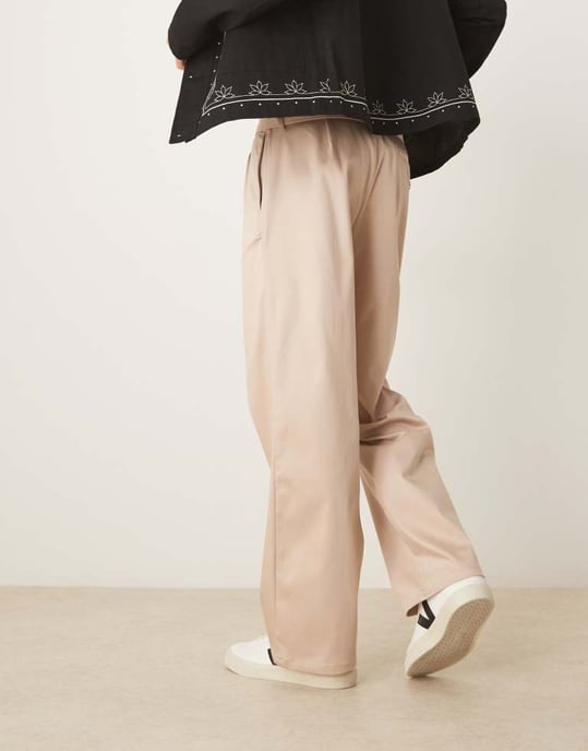 ASOS DESIGN smarta byxor med vida ben och bälte i beige - Image 2