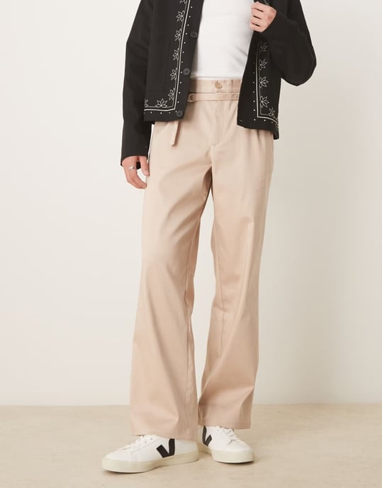 ASOS DESIGN smarta byxor med vida ben och bälte i beige - Image 4