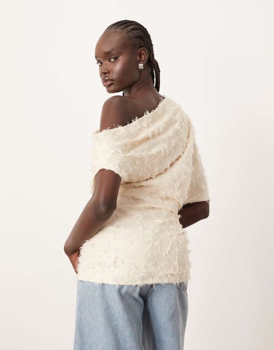 ARRANGE draperad off-shoulder topp i textur i krämfärgad - Image 3