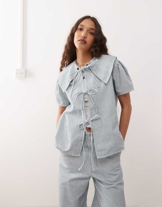 Återvunnen vintage denimtop med knytframsömmar och överdimensionerad krage i blå ränder - Image 1
