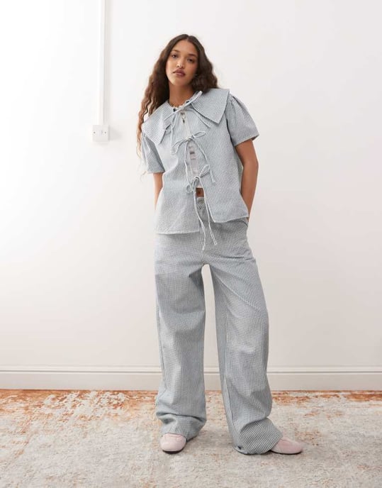 Återvunnen vintage denimtop med knytframsömmar och överdimensionerad krage i blå ränder - Image 2