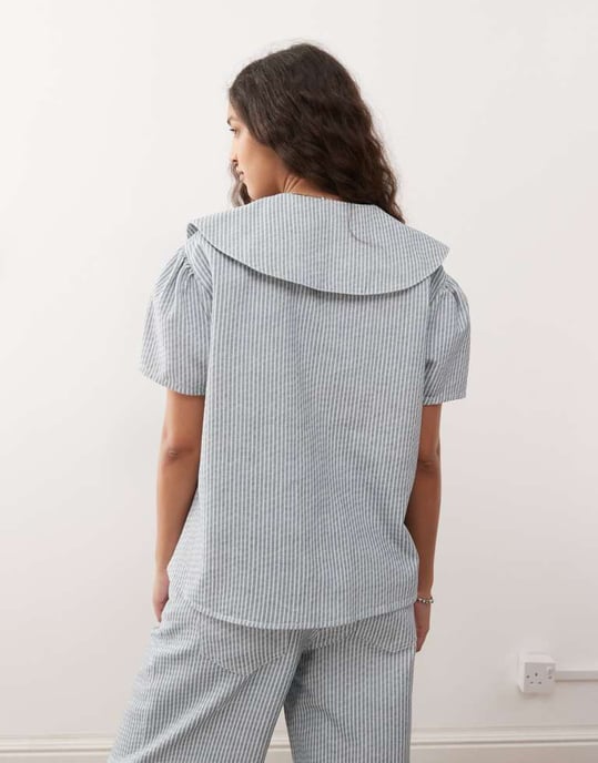 Återvunnen vintage denimtop med knytframsömmar och överdimensionerad krage i blå ränder - Image 4