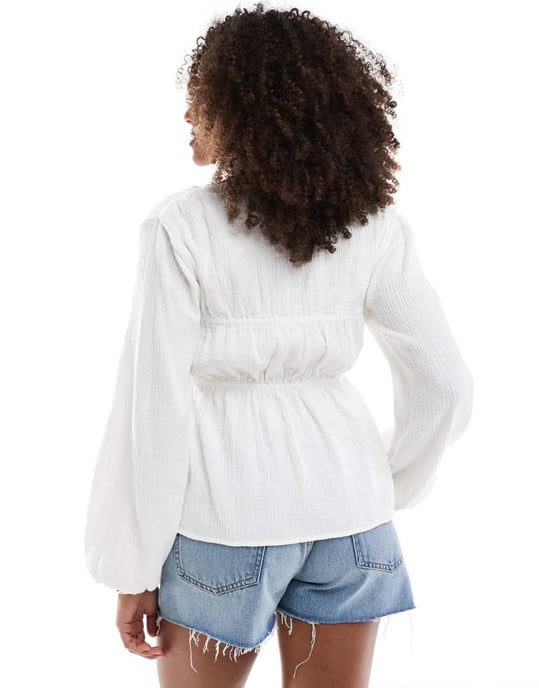 ASOS DESIGN långärmad smocktop med knappframsidan i vitt - Image 4