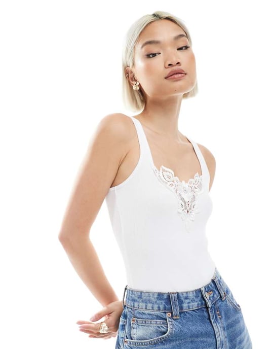 Miss Selfridge bodysuit med spetstillägg i vitt - Image 1