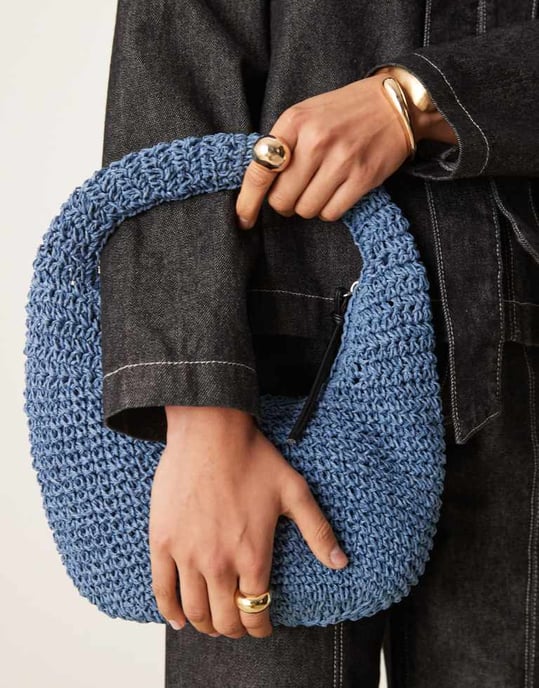 ASOS DESIGN handcrocheterad halmaxelväska i blått - Image 3