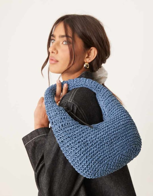 ASOS DESIGN handcrocheterad halmaxelväska i blått - Image 4