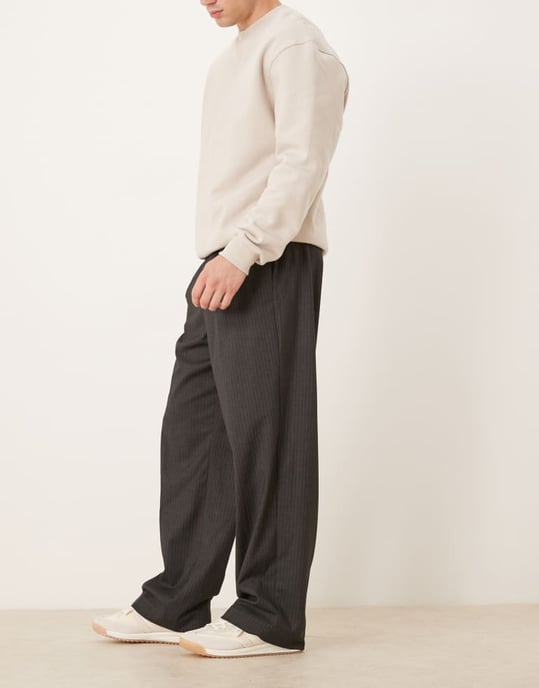 ASOS DESIGN smart vida byxor med framveck i kolgrå randig med elastisk midja - Image 3