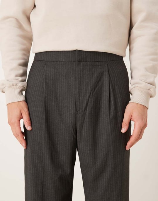 ASOS DESIGN smart vida byxor med framveck i kolgrå randig med elastisk midja - Image 4