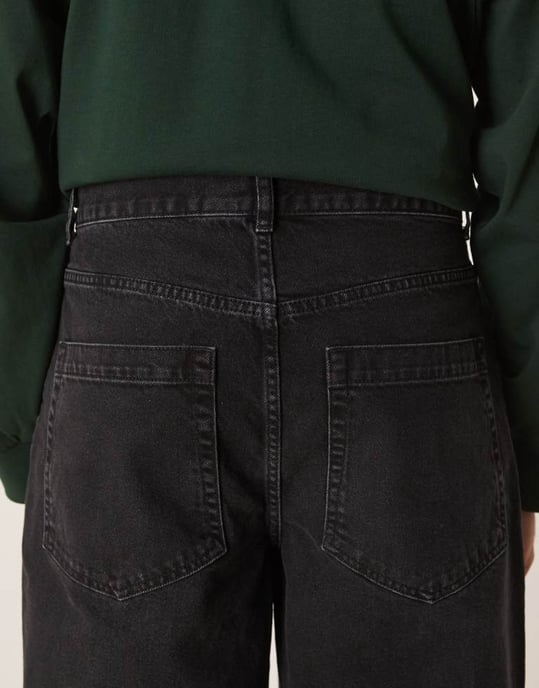 ASOS DESIGN lösa plisserade jeans i tvättad svart - Image 4