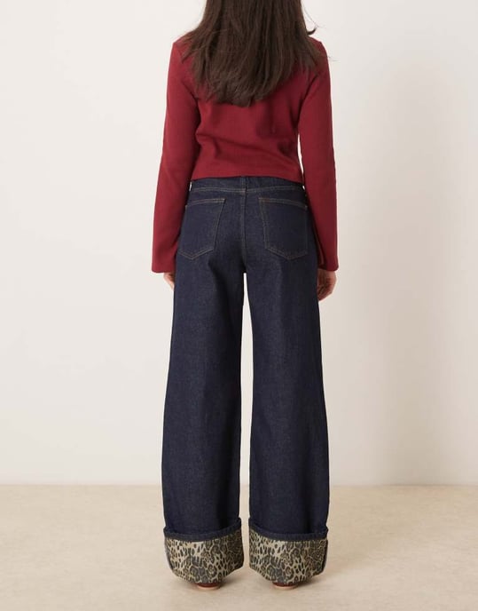 ASOS DESIGN leopardmönstrad uppvikt jeans i indigo - Image 2