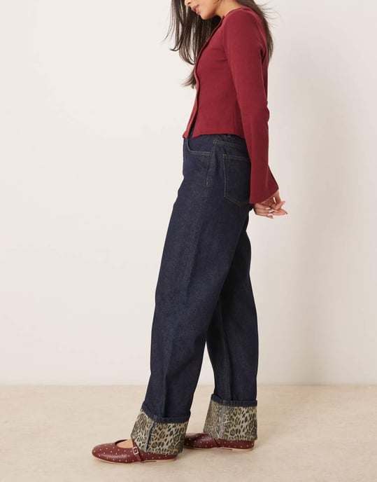 ASOS DESIGN leopardmönstrad uppvikt jeans i indigo - Image 3
