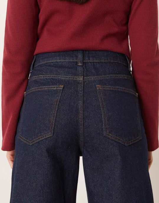 ASOS DESIGN leopardmönstrad uppvikt jeans i indigo - Image 4
