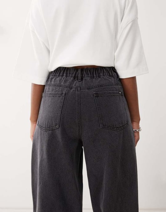 Obey Leah baggy denimjeans i svart tvätt - Image 4
