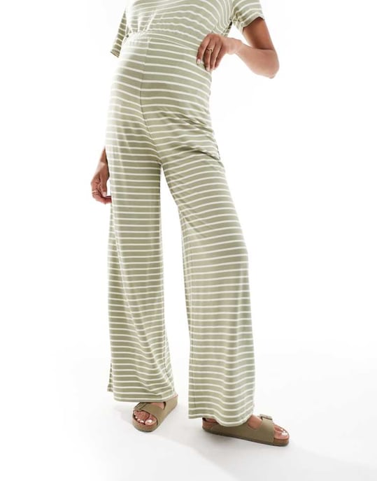 Mamalicious graviditetsbyxor med vida ben i jersey i khaki randig co-ord - Image 2