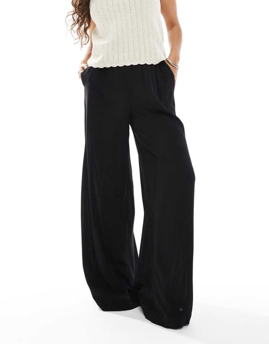 Vero Moda Petite högmidjade mjuka vida byxor i svart - Image 4