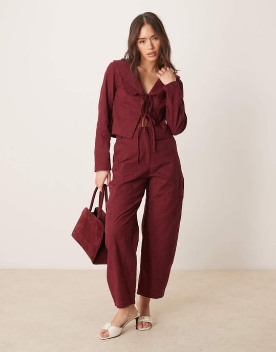 ASOS DESIGN skräddarsydda bågben broderade byxor set i mörk körsbär - Image 1