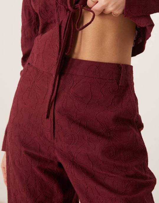 ASOS DESIGN skräddarsydda bågben broderade byxor set i mörk körsbär - Image 2
