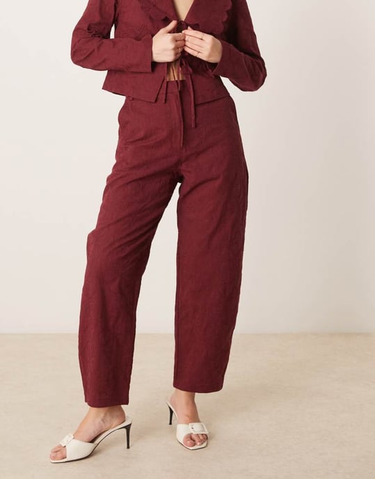 ASOS DESIGN skräddarsydda bågben broderade byxor set i mörk körsbär - Image 4