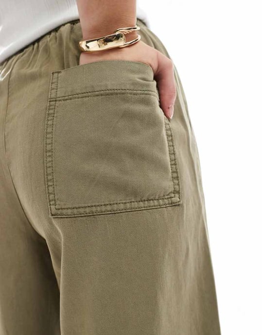 ASOS DESIGN Lång mjuk vid byxa i tvättad khaki - Image 2
