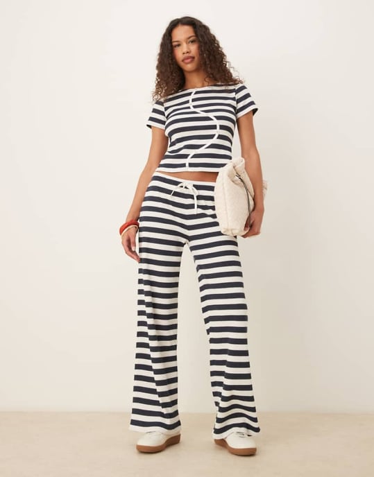 ASOS DESIGN bred benbyxa set i marinblå och vit rand - Image 1