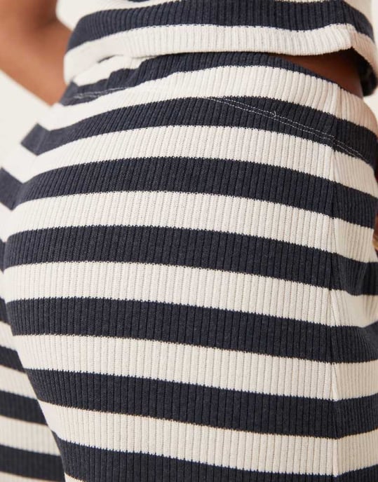 ASOS DESIGN bred benbyxa set i marinblå och vit rand - Image 4