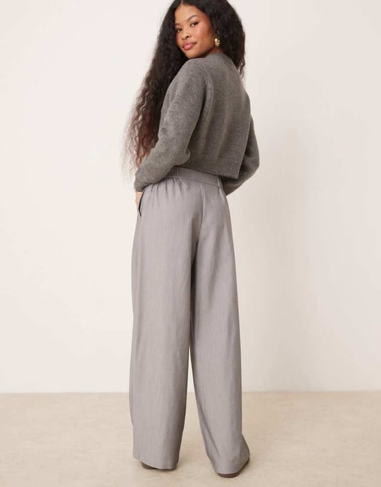 ASOS DESIGN Petits skräddarsydda avslappnade raka byxor i grått - Image 4
