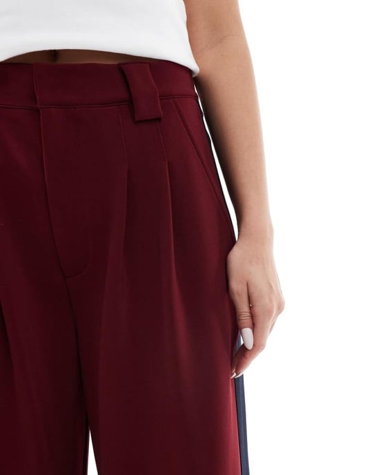 ASOS DESIGN bred benbyxa med kontrastpanel i burgundy - Image 3