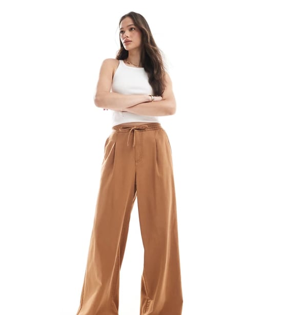 ASOS DESIGN Lång mjuk vida byxor i tvättad karamell - Image 1